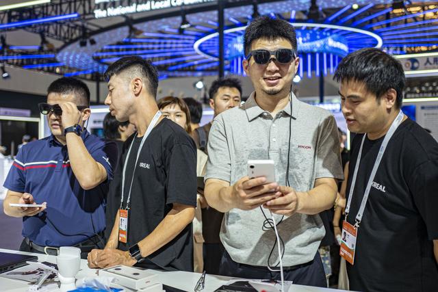 2024年7月4日，上海，2024世界人工智能大会，观众在XREAL展台体验眼镜。视觉中国 图